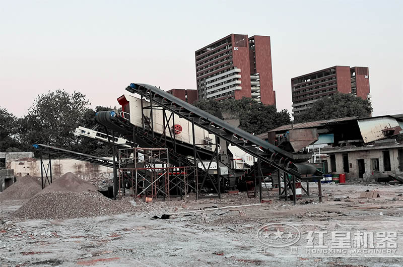 移動式破碎機現(xiàn)場 移動式破碎機現(xiàn)場