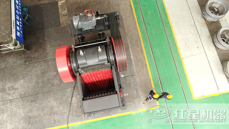 顎式破碎機(jī)進(jìn)料口大且深,車間實(shí)拍 顎式破碎機(jī)進(jìn)料口大且深,車間實(shí)拍
