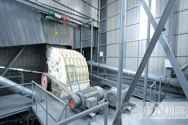 錘式破碎機(jī)安裝現(xiàn)場(chǎng),僅需一臺(tái)設(shè)備足以 錘式破碎機(jī)安裝現(xiàn)場(chǎng),僅需一臺(tái)設(shè)備足以